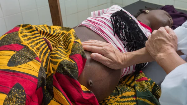 Donna Cinta Ospedale Africano — Stok fotoğraf