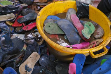 geri dönüşüm için plastik ayakkabı ile konteyner 