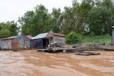 Kamboçya, Vietnamlı balıkçıların yüzen bir köyü.