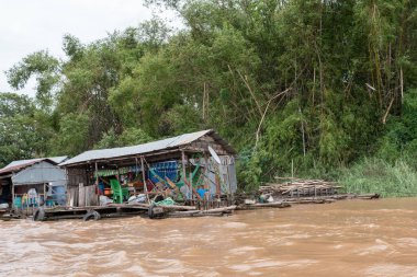 Kamboçya, Vietnamlı balıkçıların yüzen bir köyü.