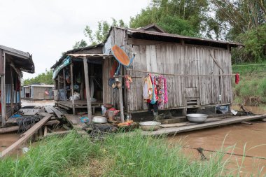 Kamboçya, Vietnamlı balıkçıların yüzen bir köyü.