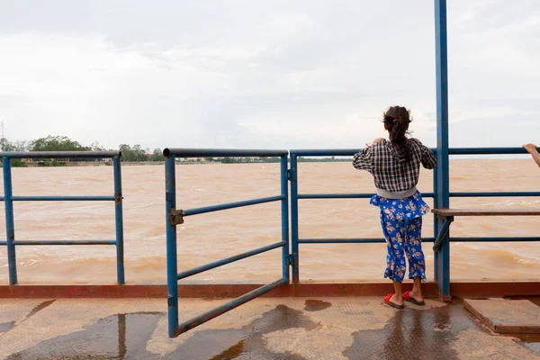 Cambogia Una Ragazza Cambogiana Sulla Nave — Foto Stock