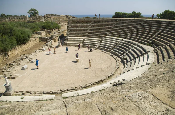 Het Oude Amfitheater Antieke Stad Salamis Zonnige Dag Blauwe Hemel — Stockfoto