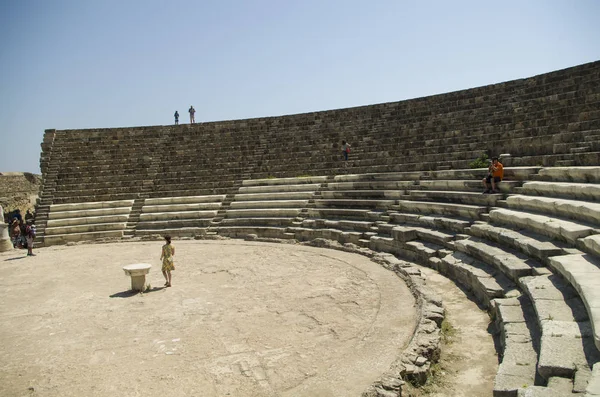 Αρχαίο Αμφιθέατρο Στην Παλαιά Πόλη Σαλαμίνα Ηλιόλουστη Μέρα Και Γαλάζιο — Φωτογραφία Αρχείου