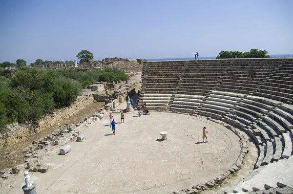Den Antika Amfiteatern Antika Staden Salamis Solig Dag Och Blå — Stockfoto