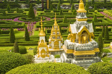 Bahçede Tayland beyaz ve altın tapınak modelleri