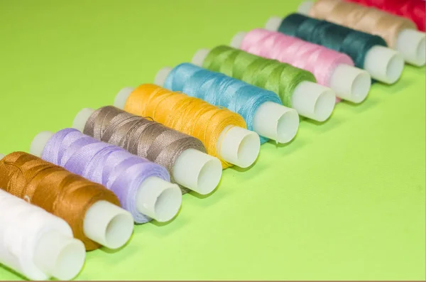 Вышивка Ремесло Швейная Пошив Концепции Ряд Красочных Катушек Нить Зеленом — стоковое фото