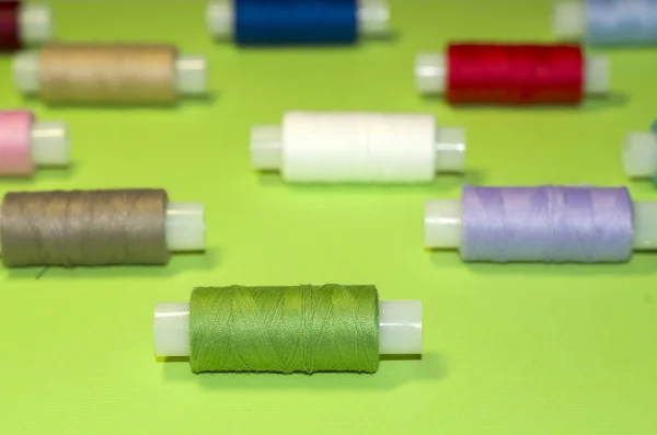 Вышивка Ремесло Швейная Пошив Концепции Ряд Красочных Катушек Нить Зеленом — стоковое фото