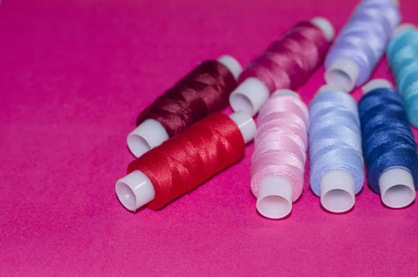 Вышивка Ремесло Швейная Пошив Концепция Ряд Красочных Нитей Катушек Розовом — стоковое фото