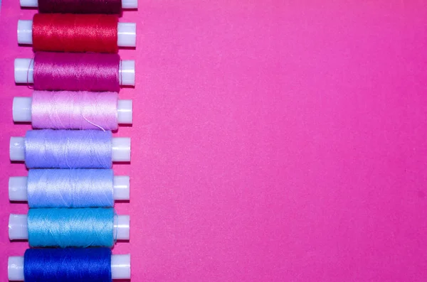 Вышивка Ремесло Швейная Пошив Концепция Ряд Красочных Нитей Катушек Розовом — стоковое фото