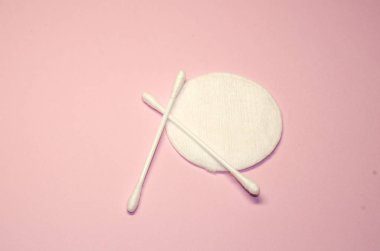 Yüz konsepti. Pamuk peçeteler. Pamuk Kozmetik Makyaj Tamponları. Kişisel hijyen araçları. Pembe arkaplan. 