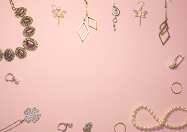 Mücevher deseni ve pembe arka planda perl kolyeli bir şişe parfüm. Güzellik blogcusu düz konsept