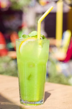 Bir bardak yeşil narenciye kokteyli.