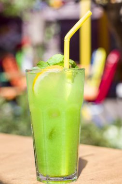 Bir bardak yeşil narenciye kokteyli.