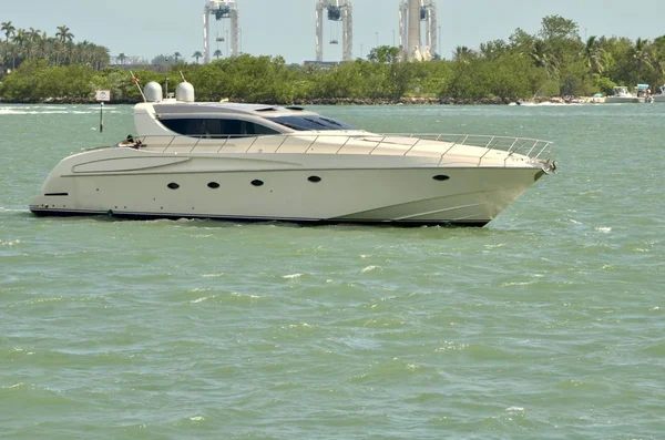 High End Cabin Cruiser Stationair Draaien Monument Eiland Waterweg Florida — Stockfoto