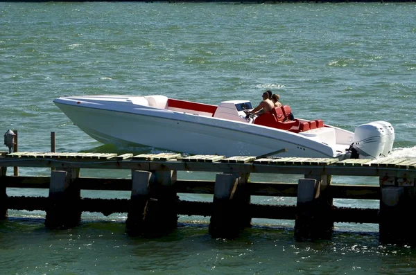 Dos Hombres Una Joven Disfrutando Crucero Alta Velocidad Vía Fluvial —  Fotos de Stock