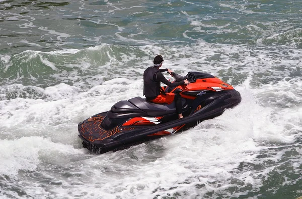 Jetskiläufer Reitet Wellen Auf Einem Rot Schwarzen Jetski Vor Dem — Stockfoto