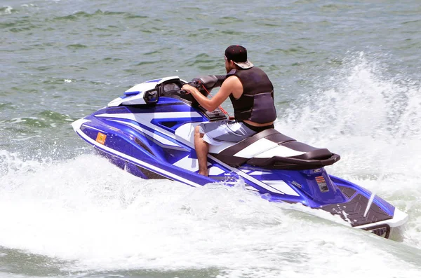 Jet Skidåkare Ridning Vågor Blå Jet Ski Utanför Miami Beach — Stockfoto