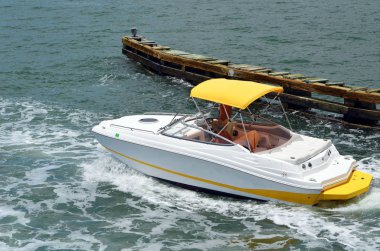 Miami Beach yakınındaki Florida Intracoastal suyolu seyir yüksek son runabout motorlu tekne
