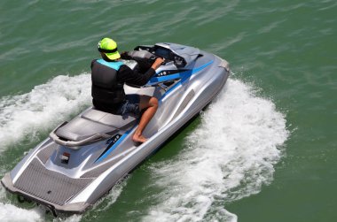 Gümüş bir jet ski sürme bir jet kayakçı havai görünümü.