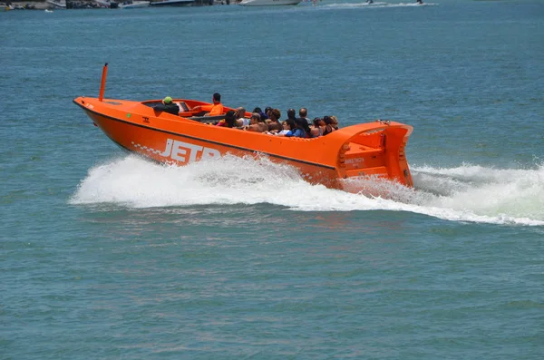 Touristen Genießen Eine Hochgeschwindigkeits Sightseeingtour Einem Leuchtend Orangefarbenen Jet Speedboot — Stockfoto