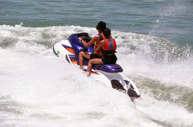 Genç oğlan ve kız bir beyaz bir jet tandem tesisi yakınındaki Miami Beach Florida Intra-coastal su yolu üzerinde kayak.
