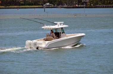 Açık spor balıkçı teknesi iki kıçtan takmalı motorlar kapalı Miami Beach Florida Intra-coastal su yolu üzerinde yavaş yavaş seyir tarafından desteklenmektedir