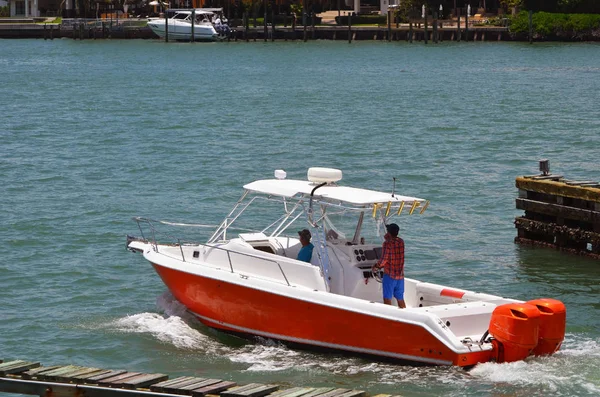 Jasně Oranžová Bílá Sportovní Rybářské Lodi Plavba Biscayne Bay Floridě — Stock fotografie