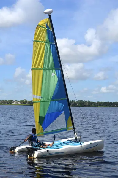Bağlantı noktası St.Lucie,Florida çevre kum Piper Bay üzerinde seyir bir küçük yelkenli katamaran