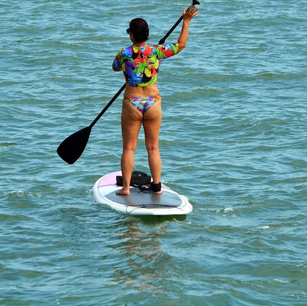 Jonge Vrouw Haar Paddle Board Van Een Staande Positie Roeien — Stockfoto