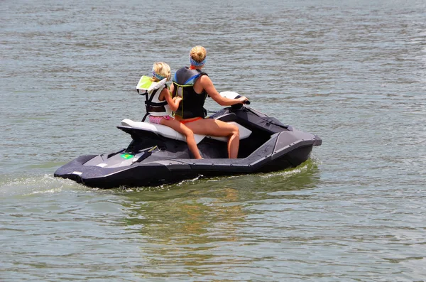 Moeder Dochter Langzaam Cruising Een Zwarte Jetski — Stockfoto