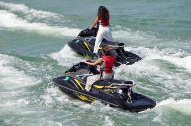 iki genç kadın jet yakınındaki Miami Beach florida içi kıyı suyolu üzerinde kayak.