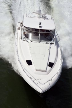 Yüksek kaliteli kabin cruiser yakınındaki Miami Beach Florida Intra-coastal su yolu üzerinde hızlandırmak.