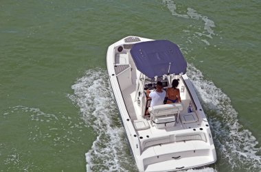 İyi bir şekilde döşenmiş çalıştıracağız mavi tuval tenteli motorlu tekne motorlu.