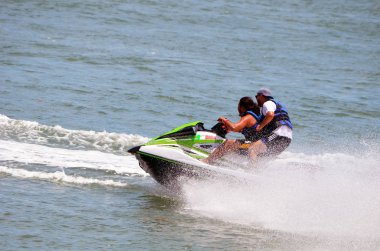 İki adam tandem hız bir Jette sürme sürme Kayak.