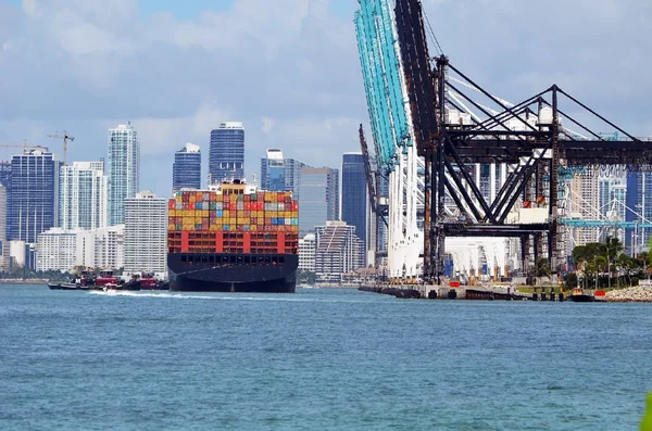 Kontejnerová Loď Blíží Nákladní Jeřáby Přístavu Miami Miami Florida Centra — Stock fotografie