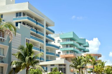 Ocean Drive, Miami Beach, Florida üzerinde Niveau art deco condominiums Atlantik Okyanusu arıyorsunuz üzerinde