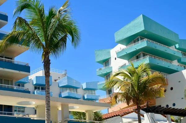 Ocean Drive, Miami Beach, Florida üzerinde Niveau art deco condominiums Atlantik Okyanusu arıyorsunuz üzerinde