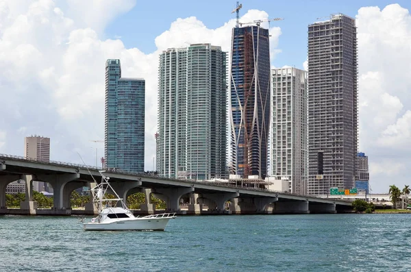 Mega-hikayeleri lüks condominiums Florida Intra-Coastal suyolu ve Batı Miami, Florida'da Macarthur Causeway sonuna bakan