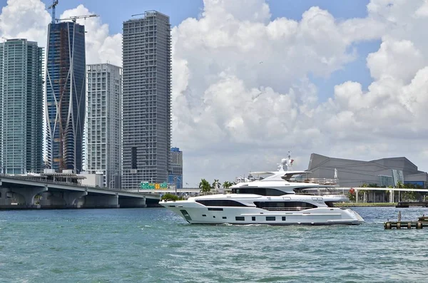 Luxury Motor Yacht Passing Mega Story Miami Condo Buildings Overlooking — Stock Photo, Image