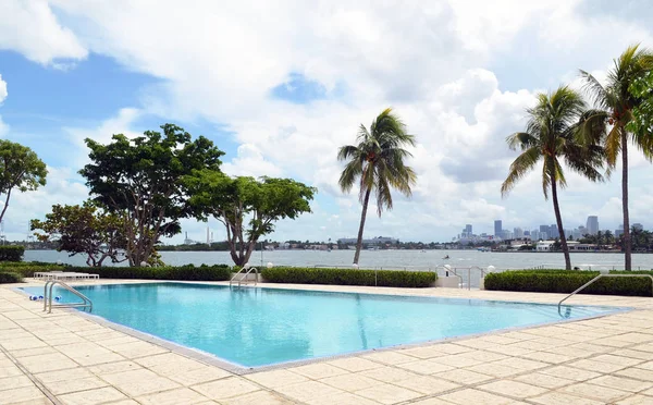 Miami Beach Florida Condominium Infinity Swimming Pool Florida Intra Coastal — Stock Photo, Image