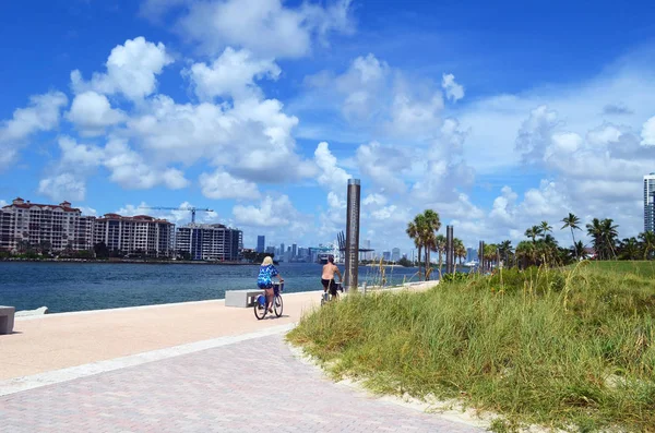 Två Cyklister Pir Strandpromenaden Southpointe Park Miami Beach Florida Med — Stockfoto