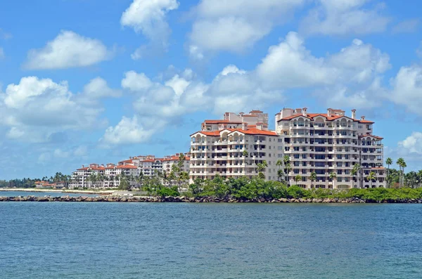 Condomínios Ilha Luxo Com Vista Para Government Cut Inlet Miami — Fotografia de Stock