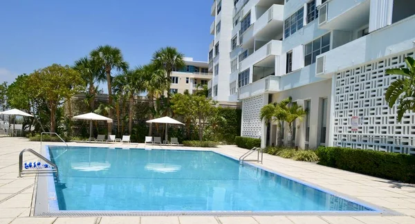 Infinity Swimming Pool Miami Beach Florida Condominium — Stock Photo, Image