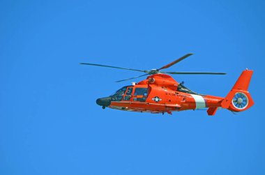 Sahil Güvenlik helikopteri Güneydoğu Florida sahili üzerinde devriye.