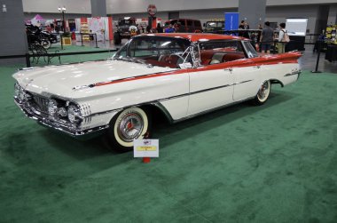 Bir tamamen restore edilmiş 1959 Oldsmobile 98 ekranda Miami Beach,Florida.Photographed üzerinde 13 Ekim 2018 Kongre Merkezi'nde 2018 Auto Show'da.