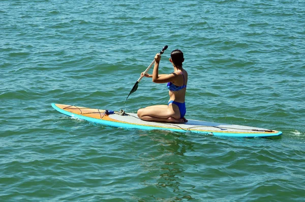 Attraktiv Ung Kvinna Paddel Ombordstigning Florida Intra Coastal Farleden Utanför — Stockfoto