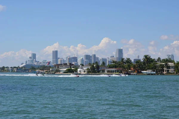 Zoek Westen Vanuit Een Gezichtspunt Miami Beach Jet Skiërs Rennen — Stockfoto