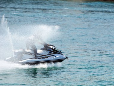 Dalgalar hükümet kesmek giriş Southpointe Park Miami Beach, Florida kapalı çalışan yüksek hızlı jet kayakçı