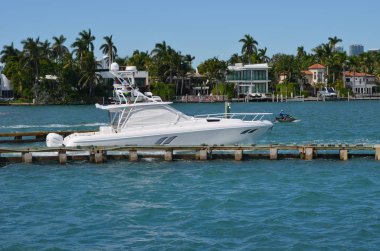 Spor balıkçı teknesi kapalı Miami Beach Florida Intra-Coastal su yolu üzerinde lüks.